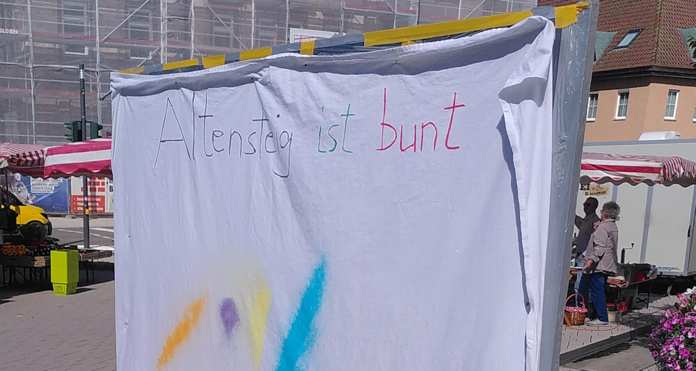 Kinder hatten viel Spaß damit, unsere Stellwand bunt zu gestalten